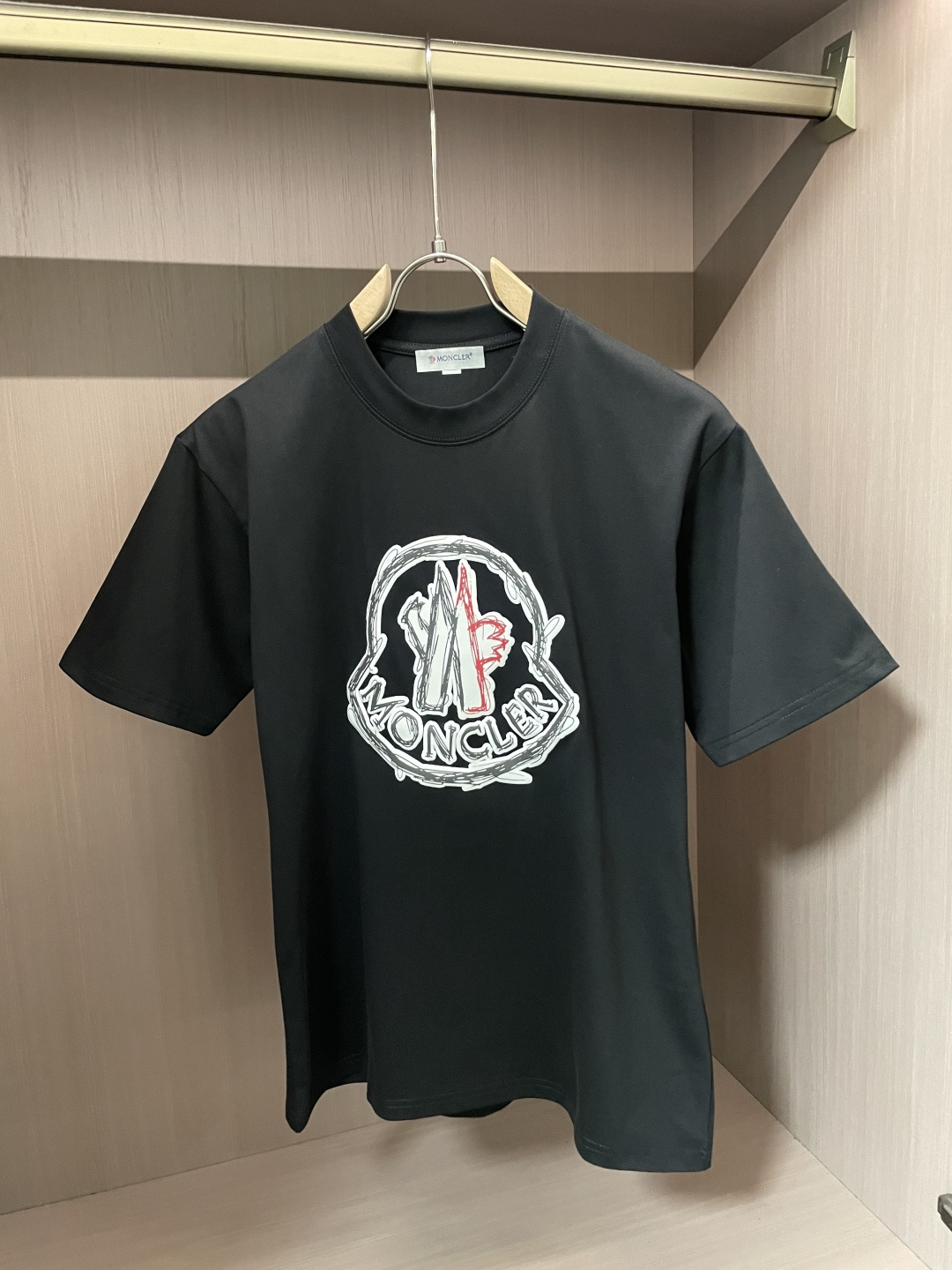 NO:483103,The new spring and summer products of 2025, classic and versatile, round neck short-sleeved T-shirt, a must-have item every year!  Simple and generous design, clean and neat tailoring, made of combed cotton fabric, soft and delicate, men's wardrobe is indispensable, and can be matched with various clothing anytime and anywhere to meet your daily life needs. The fabrics we choose are all used by first-tier brands, skin-friendly and smooth, and the clothes design is also very simple and elegant!  Comfort and breathability are perfect!  The fabric attributes are excellent!  Full of high-end feeling!  Size M-4XL, Moncler, T-shirt,tees, t-shirt,alexander wang19860909蒙口 2025春夏新品 经典百搭款 圆领短袖T恤 每年必出的单品！简单大方设计 干净利落剪裁 采用精梳棉面料 柔软细腻 男人的衣柜都少不了基础 随时随地都可以拿来搭配各种服饰,满足您日常生活需求 .我们所选择的面料都是一线品牌所使用的 ,亲肤挺滑手感,衣服设计也是非常的简洁大方！舒适性与透气性完美兼备！面料属性皆为上乘！高级感十足！ 尺码M-4XL,,Moncler,T-shirt,tees，t-shirt,alexander wang,Men's clothing