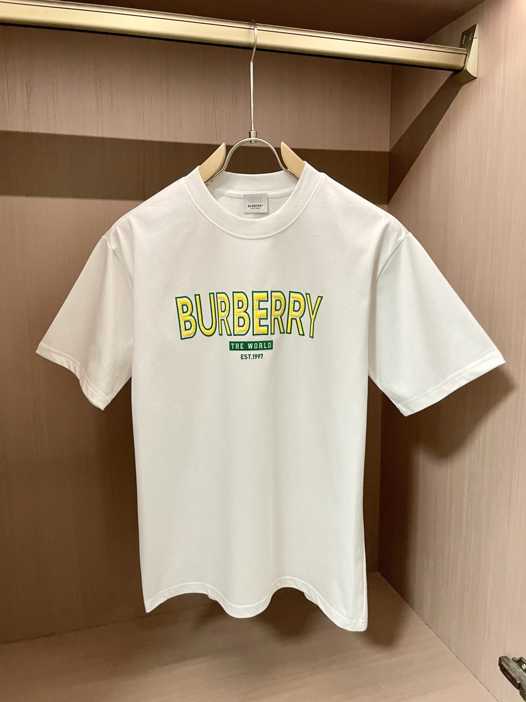 NO:483112,Bur 2025 spring and summer new product, classic and versatile style, round neck short-sleeved T-shirt, a must-have item every year!  Simple and generous design, clean and neat tailoring, combed cotton fabric, soft and delicate, men's wardrobe is indispensable, and can be matched with various clothing anytime and anywhere to meet your daily life needs. The fabrics we choose are all used by first-tier brands, skin-friendly and smooth, and the clothes design is also very simple and elegant!  Comfort and breathability are perfect!  The fabric attributes are excellent!  Full of high-end feeling!  Size M-4XL, Burberry, T-shirt,tees, t-shirt,alexander wang19860909Bur 2025春夏新品 经典百搭款 圆领短袖T恤 每年必出的单品！简单大方设计 干净利落剪裁 采用精梳棉面料 柔软细腻 男人的衣柜都少不了基础 随时随地都可以拿来搭配各种服饰,满足您日常生活需求 .我们所选择的面料都是一线品牌所使用的 ,亲肤挺滑手感,衣服设计也是非常的简洁大方！舒适性与透气性完美兼备！面料属性皆为上乘！高级感十足！ 尺码M-4XL,,burberry,T-shirt,tees，t-shirt,alexander wang,Men's clothing