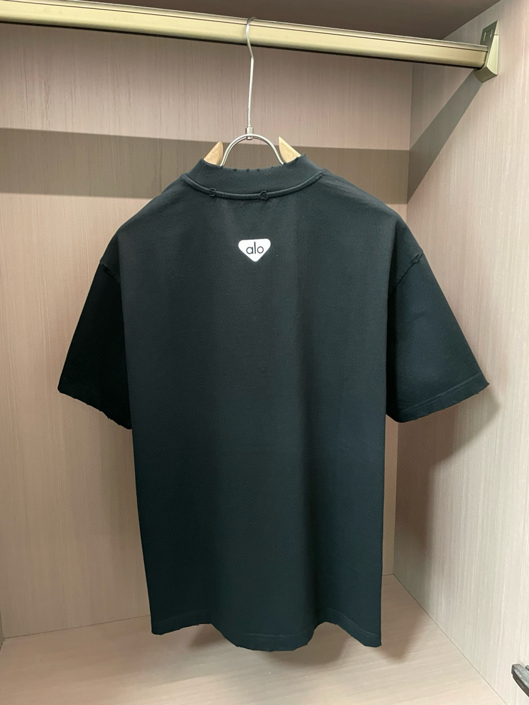 
alo 
2025春夏款/官网同步
面料采用重磅纯棉精梳棉面料，OS宽松版型，上身版型超正！日常百搭，