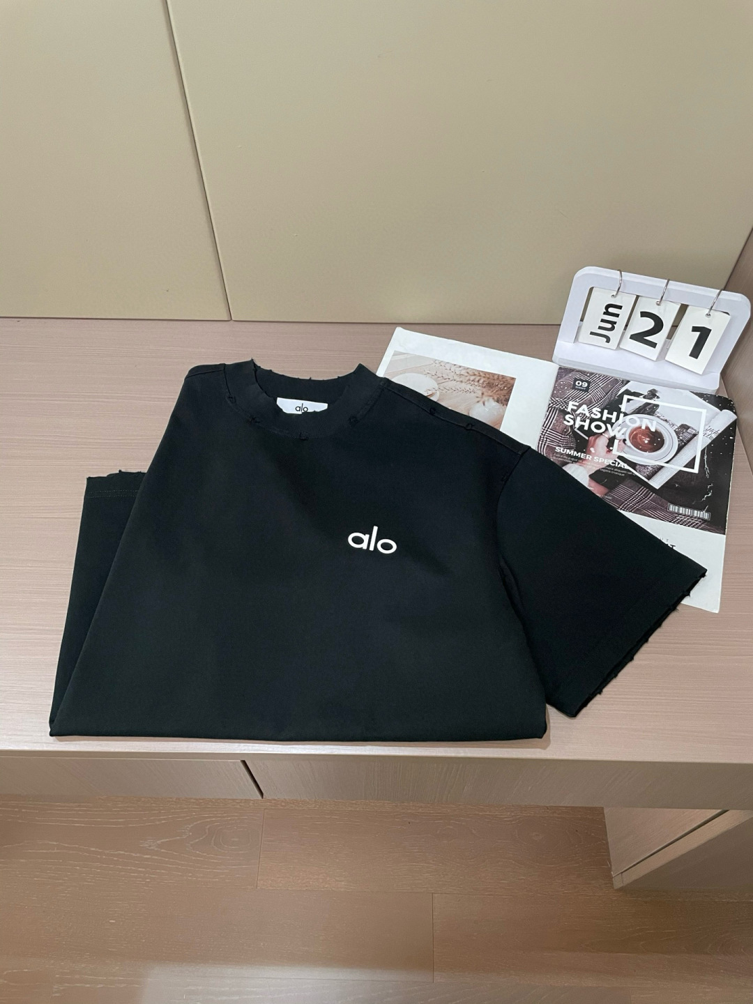 
alo 
2025春夏款/官网同步
面料采用重磅纯棉精梳棉面料，OS宽松版型，上身版型超正！日常百搭，