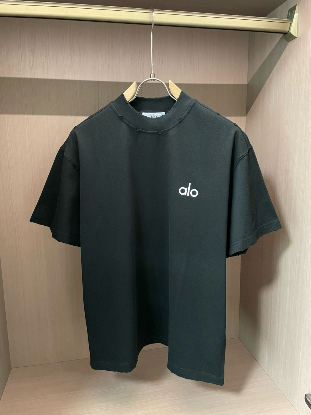 
alo 
2025春夏款/官网同步
面料采用重磅纯棉精梳棉面料，OS宽松版型，上身版型超正！日常百搭，