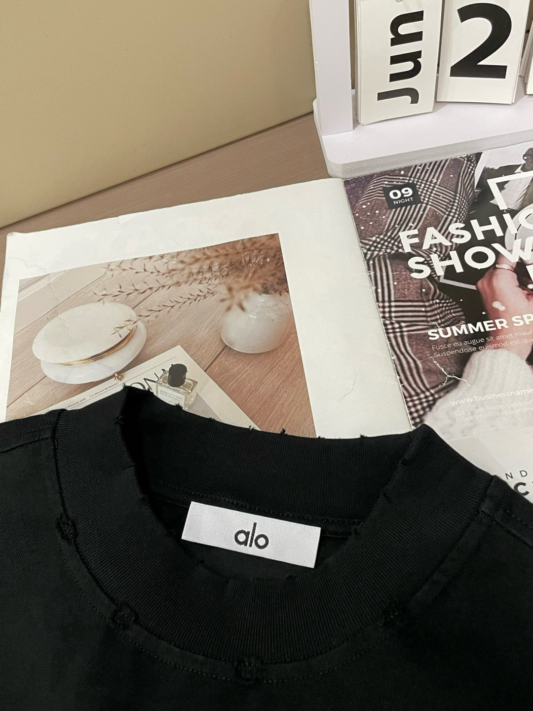 
alo 
2025春夏款/官网同步
面料采用重磅纯棉精梳棉面料，OS宽松版型，上身版型超正！日常百搭，