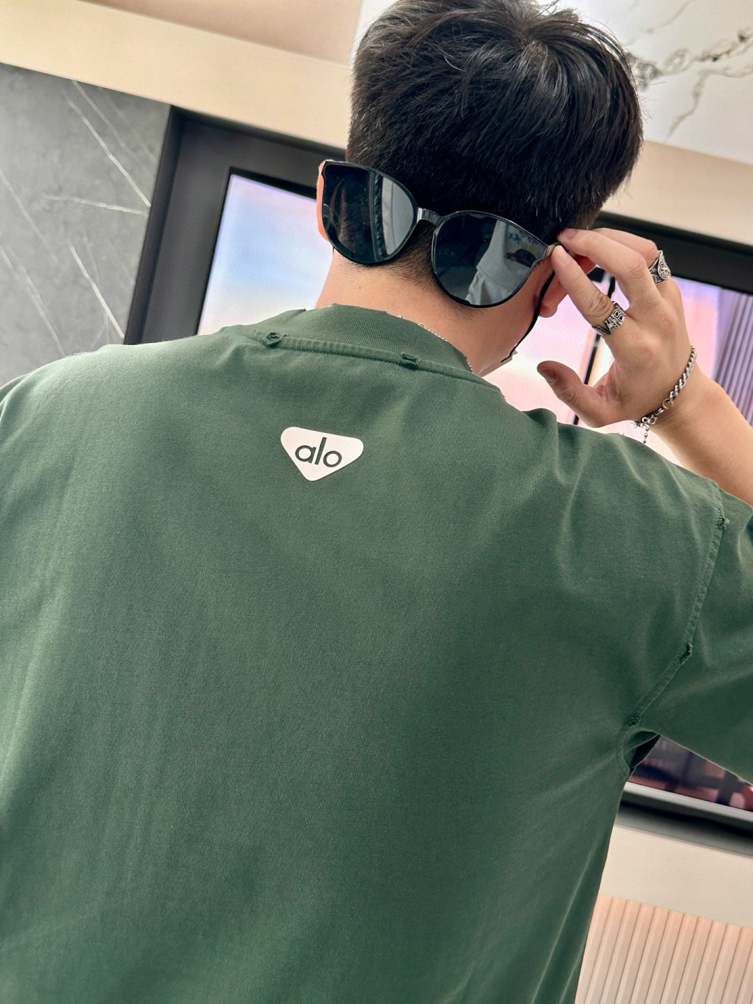 
alo 
2025春夏款/官网同步
面料采用重磅纯棉精梳棉面料，OS宽松版型，上身版型超正！日常百搭，