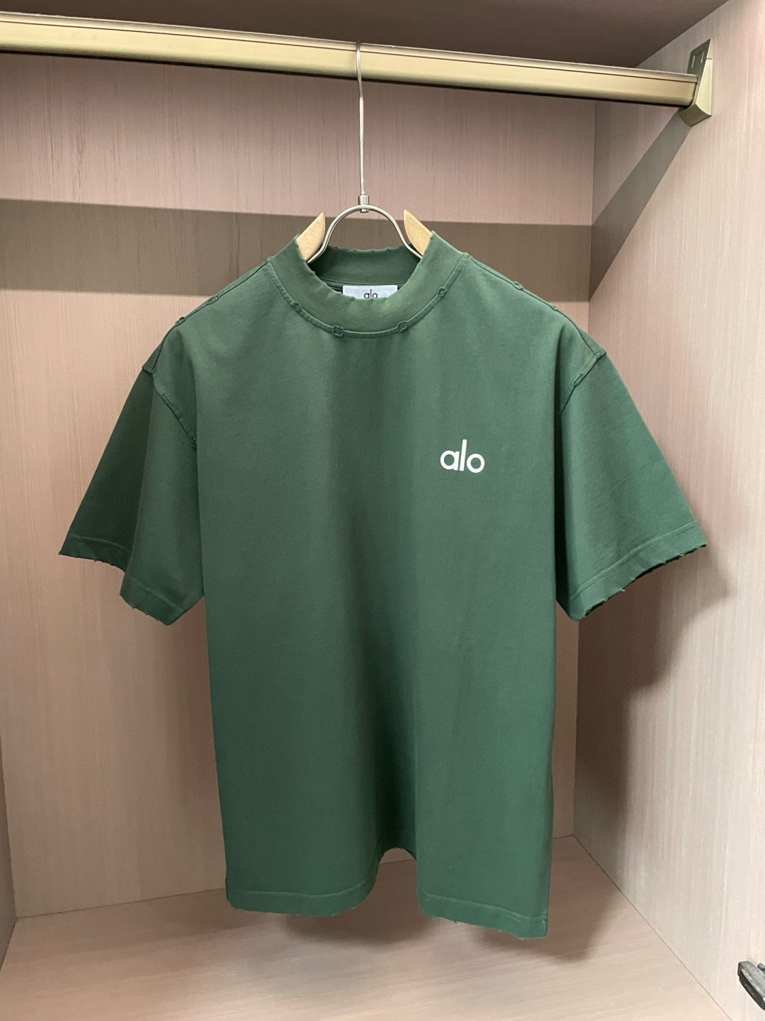 
alo 
2025春夏款/官网同步
面料采用重磅纯棉精梳棉面料，OS宽松版型，上身版型超正！日常百搭，