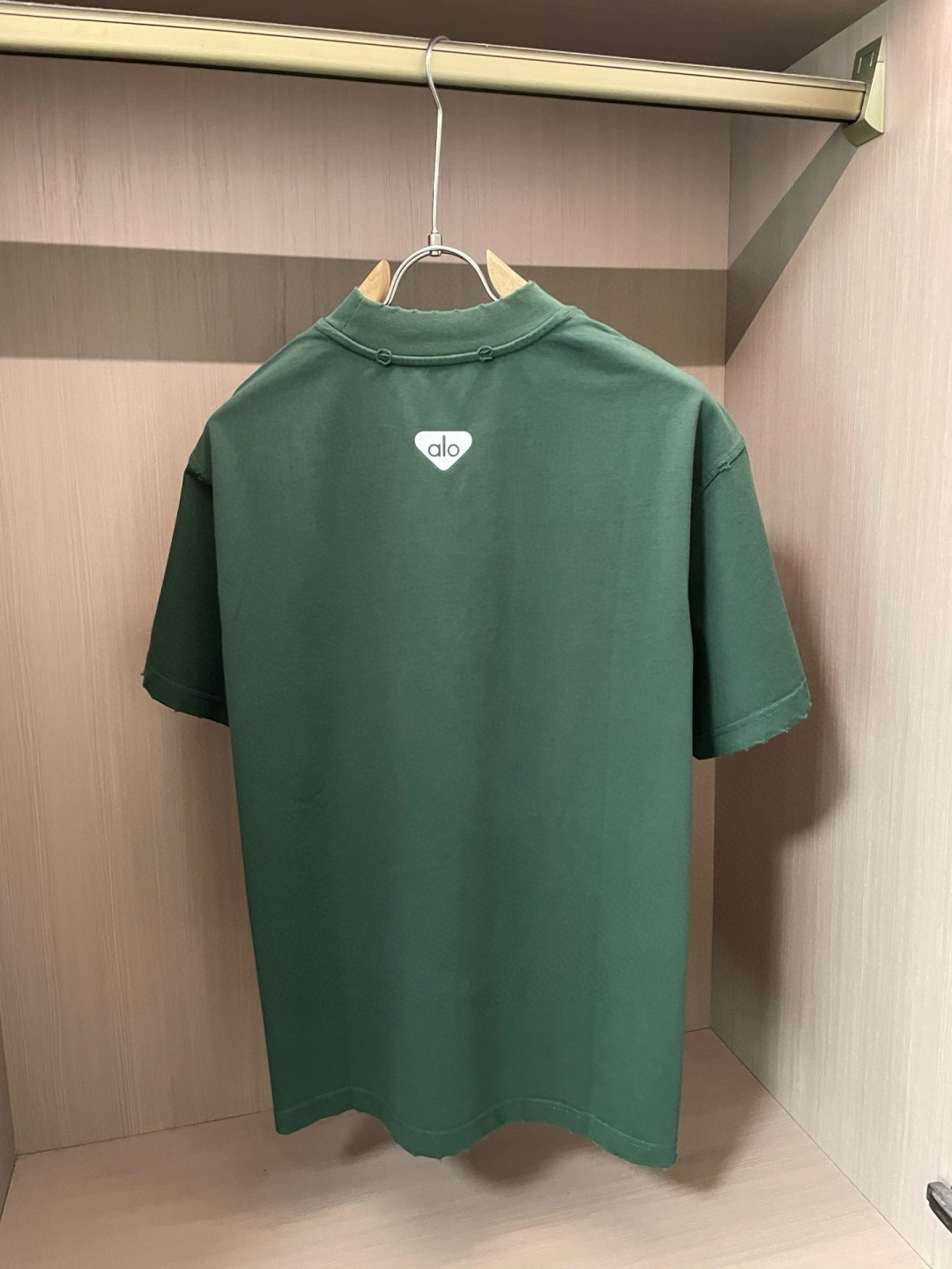 
alo 
2025春夏款/官网同步
面料采用重磅纯棉精梳棉面料，OS宽松版型，上身版型超正！日常百搭，