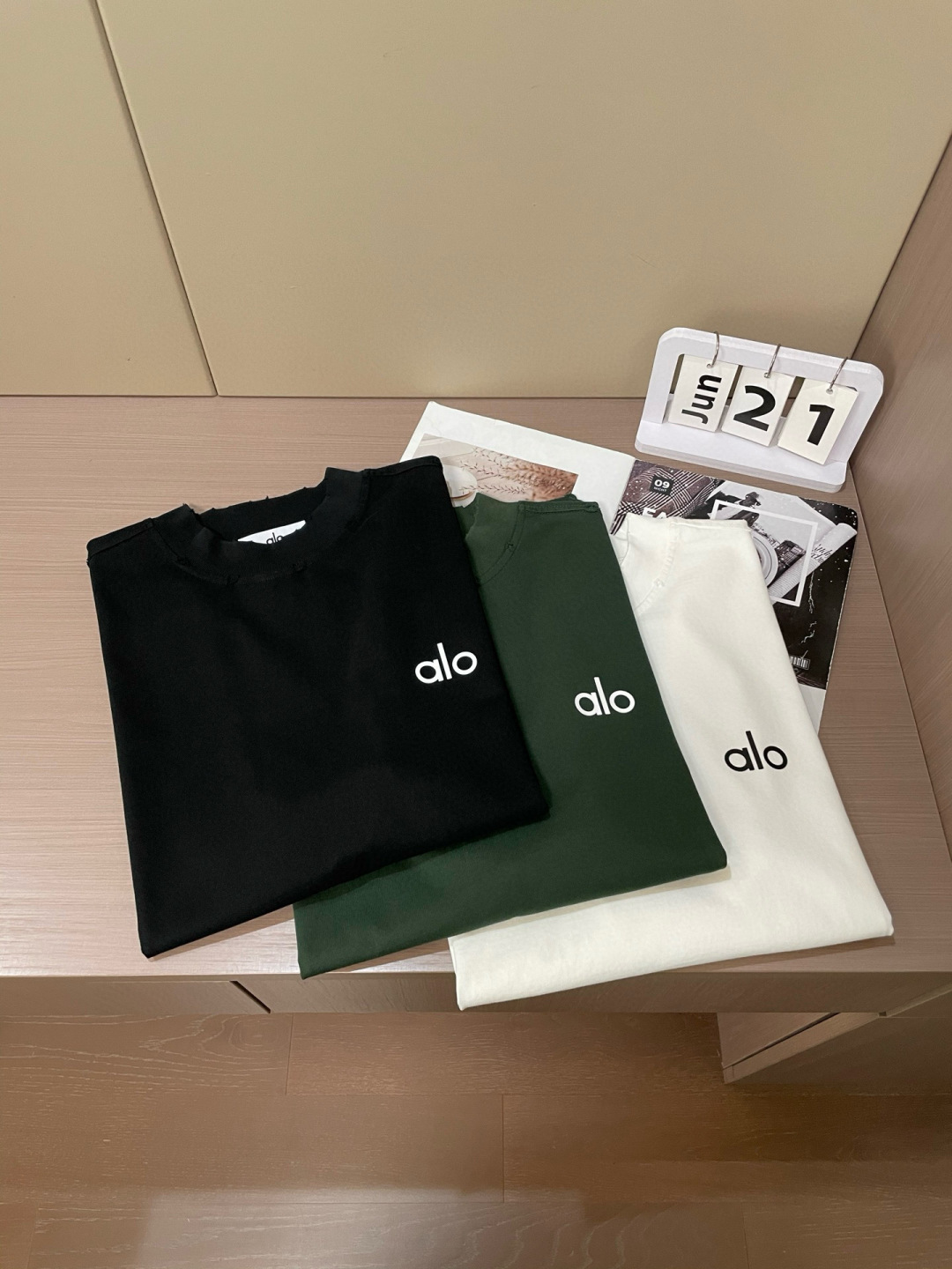 
alo 
2025春夏款/官网同步
面料采用重磅纯棉精梳棉面料，OS宽松版型，上身版型超正！日常百搭，