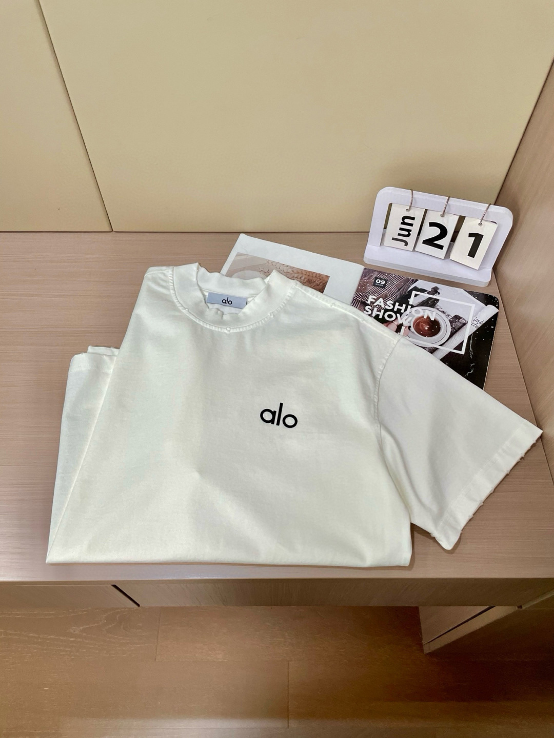 
alo 
2025春夏款/官网同步
面料采用重磅纯棉精梳棉面料，OS宽松版型，上身版型超正！日常百搭，