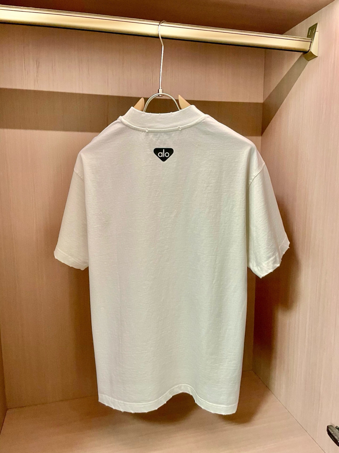 
alo 
2025春夏款/官网同步
面料采用重磅纯棉精梳棉面料，OS宽松版型，上身版型超正！日常百搭，