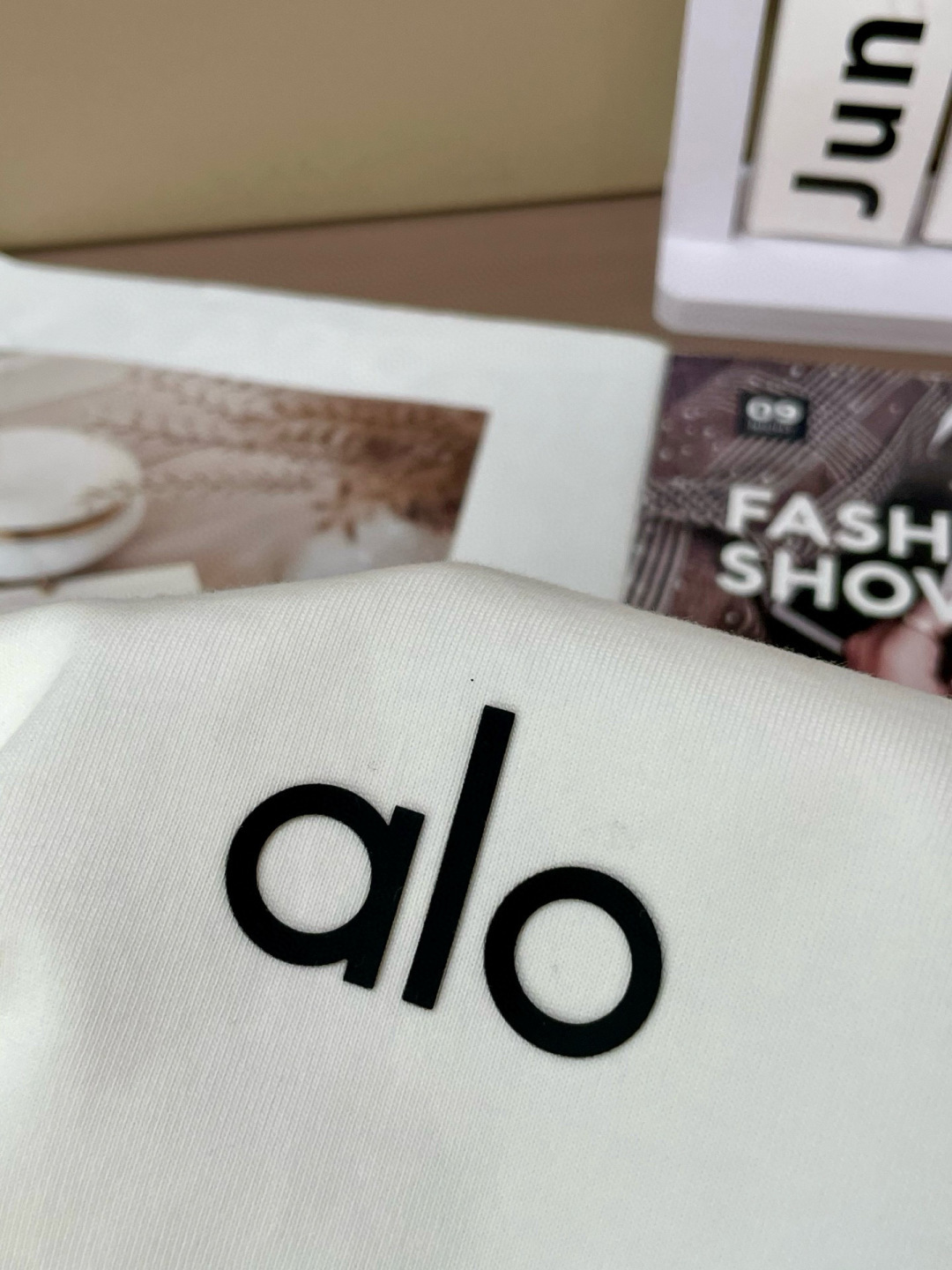 
alo 
2025春夏款/官网同步
面料采用重磅纯棉精梳棉面料，OS宽松版型，上身版型超正！日常百搭，