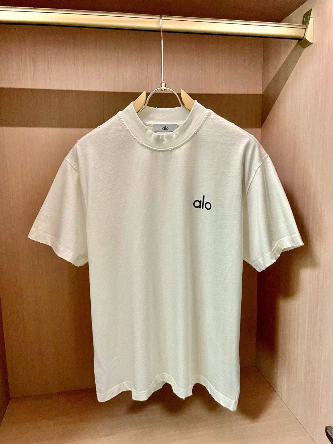 
alo 
2025春夏款/官网同步
面料采用重磅纯棉精梳棉面料，OS宽松版型，上身版型超正！日常百搭，