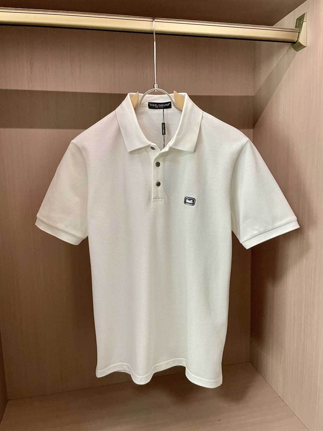 NO:508959,DG 2025ss summer new style, the latest lapel polo shirt on the official website, matched with brand icons, continues the minimalist and normal design, and is fashionable and elegant!  The color matching is light and versatile, and the details are exquisite and outstanding!  The fabric is made of imported mercerized bead flooring cotton, and the high-quality long-length cotton raw materials are selected!  Skin-friendly and smooth feel, perfect for both comfort and breathability!  The fabric attributes are excellent!  Full of high-end feeling!  Simple and elegant design, extremely versatile and practical!  Code number M-XXXL, alexander wang19860909DG 2025ss夏季新款 官网最新款翻领 polo衫,搭配品牌图标,延续极简常态化的设计,时髦与气质于一身！配色轻熟百搭 细节精致出挑！面料采用进口丝光珠地棉,甄选上等长绒棉花原料！亲肤挺滑手感,舒适性与透气性完美兼备！面料属性皆为上乘！高级感十足！ 简约大气的设计 百搭实穿性极高！ 码数M-XXXL,,alexander wang,Men's clothing