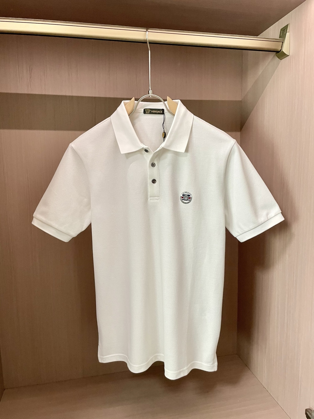 NO:508957,Versace 2025ss summer new style, the latest lapel polo shirt on the official website, matched with brand icons, continues the minimalist and normal design, and is fashionable and elegant!  The color matching is light and versatile, and the details are exquisite and outstanding!  The fabric is made of imported mercerized bead flooring cotton, and the high-quality long-length cotton raw materials are selected!  Skin-friendly and smooth feel, perfect for both comfort and breathability!  The fabric attributes are excellent!  Full of high-end feeling!  Simple and elegant design, extremely versatile and practical!  Code number M-XXXL, versace,alexander wang19860909范思哲 2025ss夏季新款 官网最新款翻领 polo衫,搭配品牌图标,延续极简常态化的设计,时髦与气质于一身！配色轻熟百搭 细节精致出挑！面料采用进口丝光珠地棉,甄选上等长绒棉花原料！亲肤挺滑手感,舒适性与透气性完美兼备！面料属性皆为上乘！高级感十足！ 简约大气的设计 百搭实穿性极高！ 码数M-XXXL,,versace,alexander wang,Men's clothing