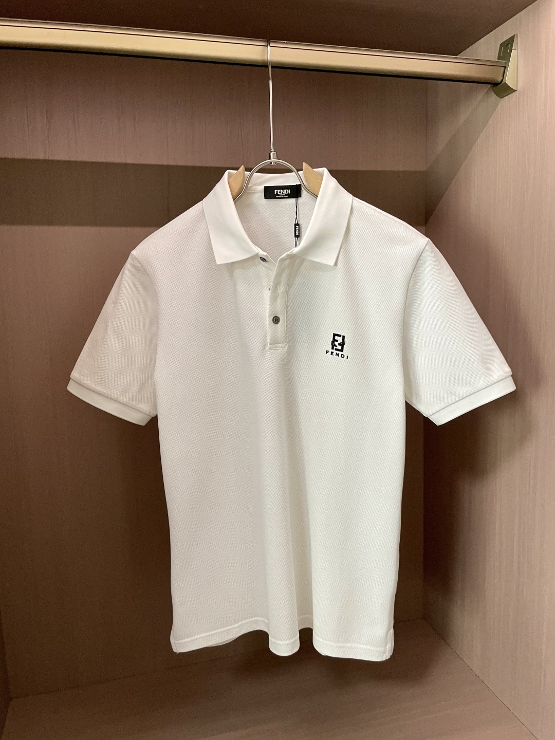 NO:508954,FD 2025ss summer new style, the latest lapel polo shirt on the official website, matched with brand icons, continues the minimalist and normal design, and is fashionable and elegant!  The color matching is light and versatile, and the details are exquisite and outstanding!  The fabric is made of imported mercerized bead flooring cotton, and the high-quality long-length cotton raw materials are selected!  Skin-friendly and smooth feel, perfect for both comfort and breathability!  The fabric attributes are excellent!  Full of high-end feeling!  Simple and elegant design, extremely versatile and practical!  Code number M-XXXL, alexander wang19860909FD 2025ss夏季新款 官网最新款翻领 polo衫,搭配品牌图标,延续极简常态化的设计,时髦与气质于一身！配色轻熟百搭 细节精致出挑！面料采用进口丝光珠地棉,甄选上等长绒棉花原料！亲肤挺滑手感,舒适性与透气性完美兼备！面料属性皆为上乘！高级感十足！ 简约大气的设计 百搭实穿性极高！ 码数M-XXXL,,alexander wang,Men's clothing