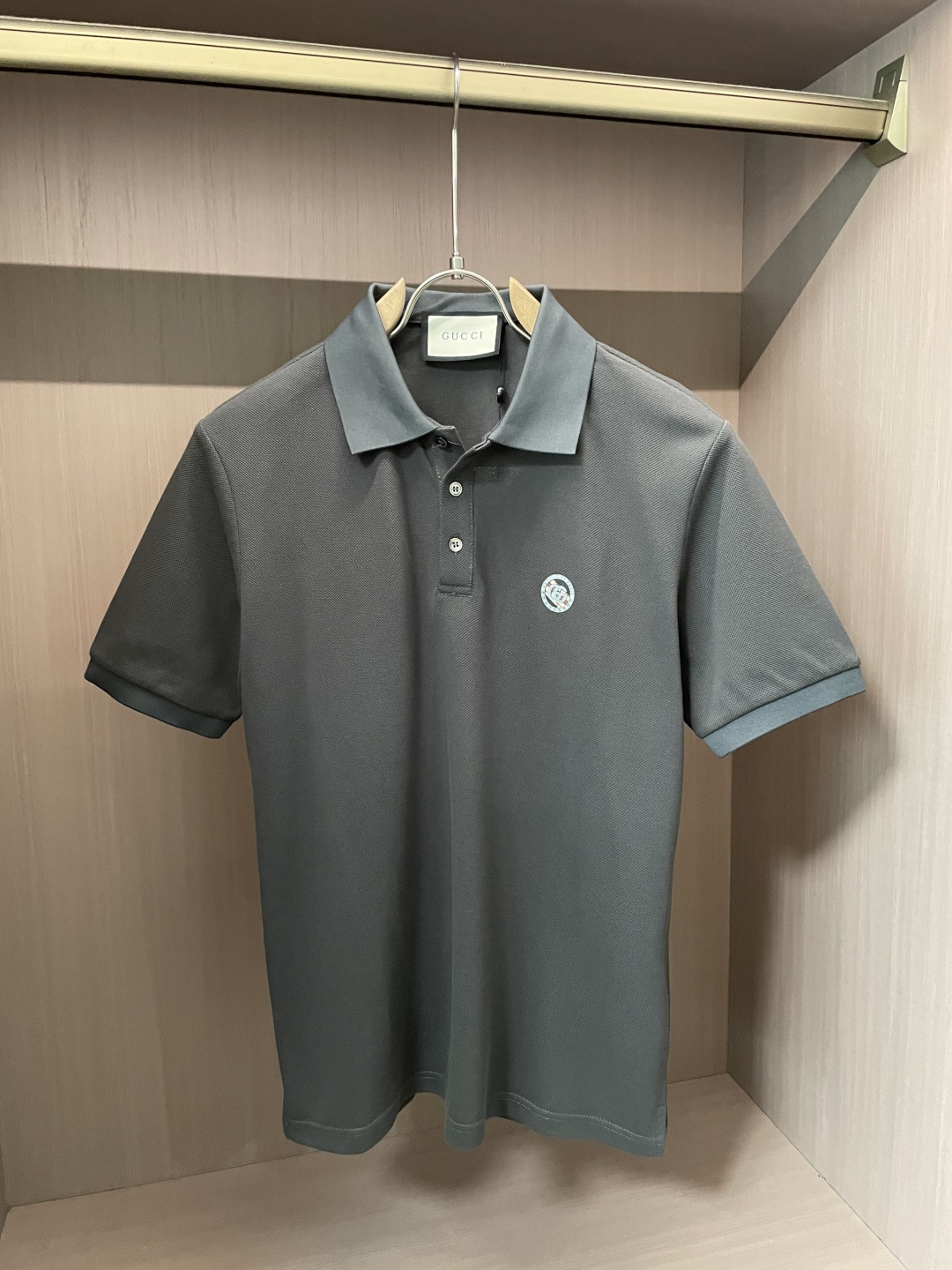 NO:508952,Gucc 2025ss summer new style, the latest lapel polo shirt on the official website, matched with brand icons, continues the minimalist and normal design, and is fashionable and elegant!  The color matching is light and versatile, and the details are exquisite and outstanding!  The fabric is made of imported mercerized bead flooring cotton, and the high-quality long-length cotton raw materials are selected!  Skin-friendly and smooth feel, perfect for both comfort and breathability!  The fabric attributes are excellent!  Full of high-end feeling!  Simple and elegant design, extremely versatile and practical!  Code number M-XXXL, gucci,alexander wang19860909Gucc 2025ss夏季新款 官网最新款翻领 polo衫,搭配品牌图标,延续极简常态化的设计,时髦与气质于一身！配色轻熟百搭 细节精致出挑！面料采用进口丝光珠地棉,甄选上等长绒棉花原料！亲肤挺滑手感,舒适性与透气性完美兼备！面料属性皆为上乘！高级感十足！ 简约大气的设计 百搭实穿性极高！ 码数M-XXXL,,gucci,alexander wang,Men's clothing