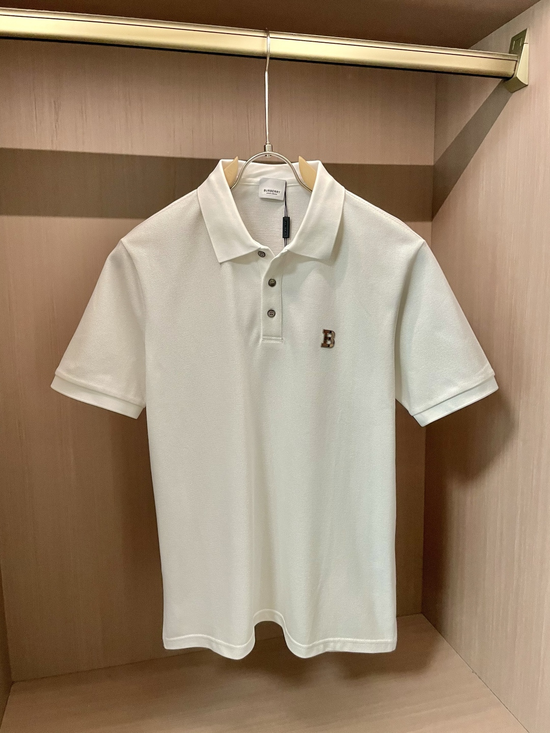 NO:508949,Bur 2025ss summer new style, the latest lapel polo shirt on the official website, matched with brand icons, continues the minimalist and normal design, and is fashionable and elegant!  The color matching is light and versatile, and the details are exquisite and outstanding!  The fabric is made of imported mercerized bead flooring cotton, and the high-quality long-length cotton raw materials are selected!  Skin-friendly and smooth feel, perfect for both comfort and breathability!  The fabric attributes are excellent!  Full of high-end feeling!  Simple and elegant design, extremely versatile and practical!  Code number M-XXXL, burberry, alexander wang19860909Bur 2025ss夏季新款 官网最新款翻领 polo衫,搭配品牌图标,延续极简常态化的设计,时髦与气质于一身！配色轻熟百搭 细节精致出挑！面料采用进口丝光珠地棉,甄选上等长绒棉花原料！亲肤挺滑手感,舒适性与透气性完美兼备！面料属性皆为上乘！高级感十足！ 简约大气的设计 百搭实穿性极高！ 码数M-XXXL,,burberry,alexander wang,Men's clothing