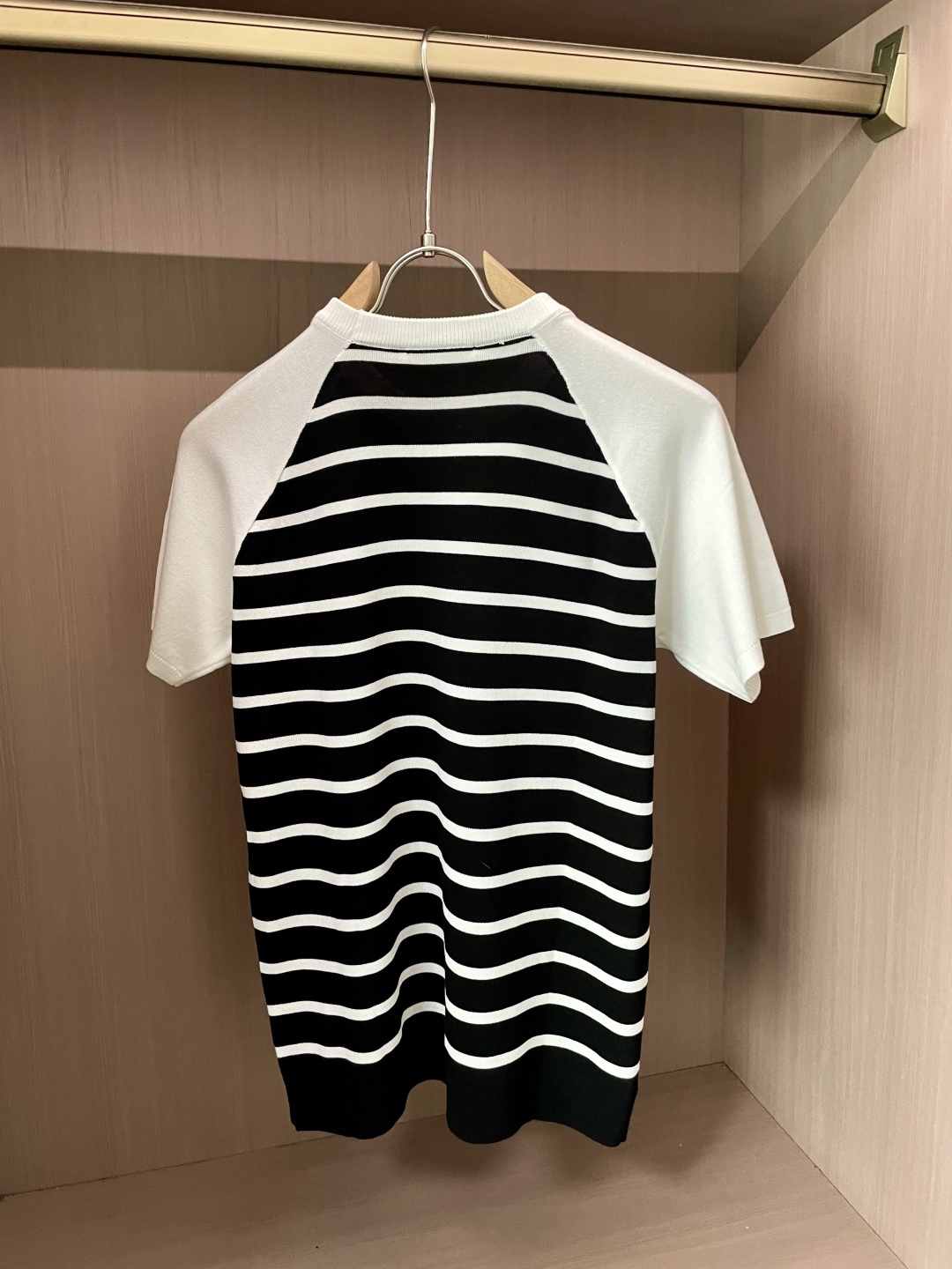 
Prad 2025ss夏季新品男士针织圆领短袖衫！独家首发 采用纤维超细与高弹的伊力特纱线织造而成，质