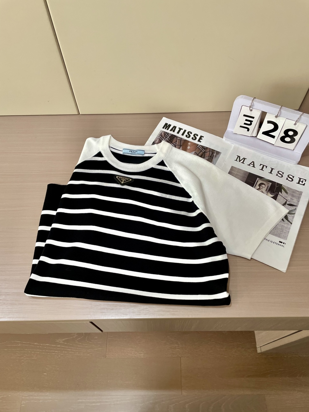 
Prad 2025ss夏季新品男士针织圆领短袖衫！独家首发 采用纤维超细与高弹的伊力特纱线织造而成，质