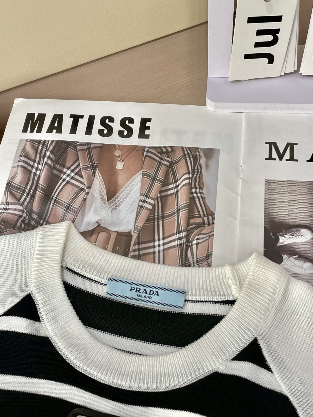 
Prad 2025ss夏季新品男士针织圆领短袖衫！独家首发 采用纤维超细与高弹的伊力特纱线织造而成，质