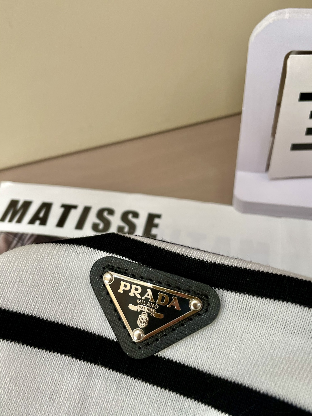 
Prad 2025ss夏季新品男士针织圆领短袖衫！独家首发 采用纤维超细与高弹的伊力特纱线织造而成，质