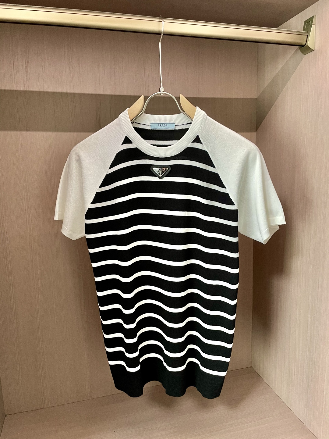 
Prad 2025ss夏季新品男士针织圆领短袖衫！独家首发 采用纤维超细与高弹的伊力特纱线织造而成，质