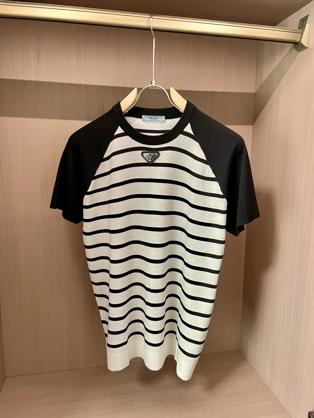 NO:510731,Prad 2025ss summer new product men's knitted round neck short-sleeved shirt!  Exclusive first release is made of ultra-fine fiber and high elastic Yilit yarn. The texture and texture are super soft, very thin and soft, and the feel is extremely delicate and silky. The finer the yarn, the harder it is to work, and it is very time-consuming and material-consuming. It is a super rare product. The particularity of the fabric of each piece of clothing makes it silky soft and lubricating. The unique embroidery pattern on the chest can feel its softness and smoothness when it comes into contact with the skin!  The overall simple and atmospheric, continues the classic, calm and atmospheric, and naturally exudes casual and elegant Size M-3XL, prada, T-shirt, alexander wang19860909Prad 2025ss夏季新品男士针织圆领短袖衫！独家首发 采用纤维超细与高弹的伊力特纱线织造而成,质感与纹理都是超级的柔和,非常的轻薄柔软,手感极其的细腻丝滑,纱线越细做工就越难,并且非常的耗时耗料,超级难得一见的佳品,每件衣服的面料的特殊性使它具有丝般的柔软和润滑,胸前独特刺绣图案,与肌肤接触就能感觉到它的柔软和爽滑！整体简洁、大气,延续经典,沉稳大气的经典配色,自然散发出的休闲儒雅 尺码M-3XL,,prada,T-shirt,alexander wang,Men's clothing