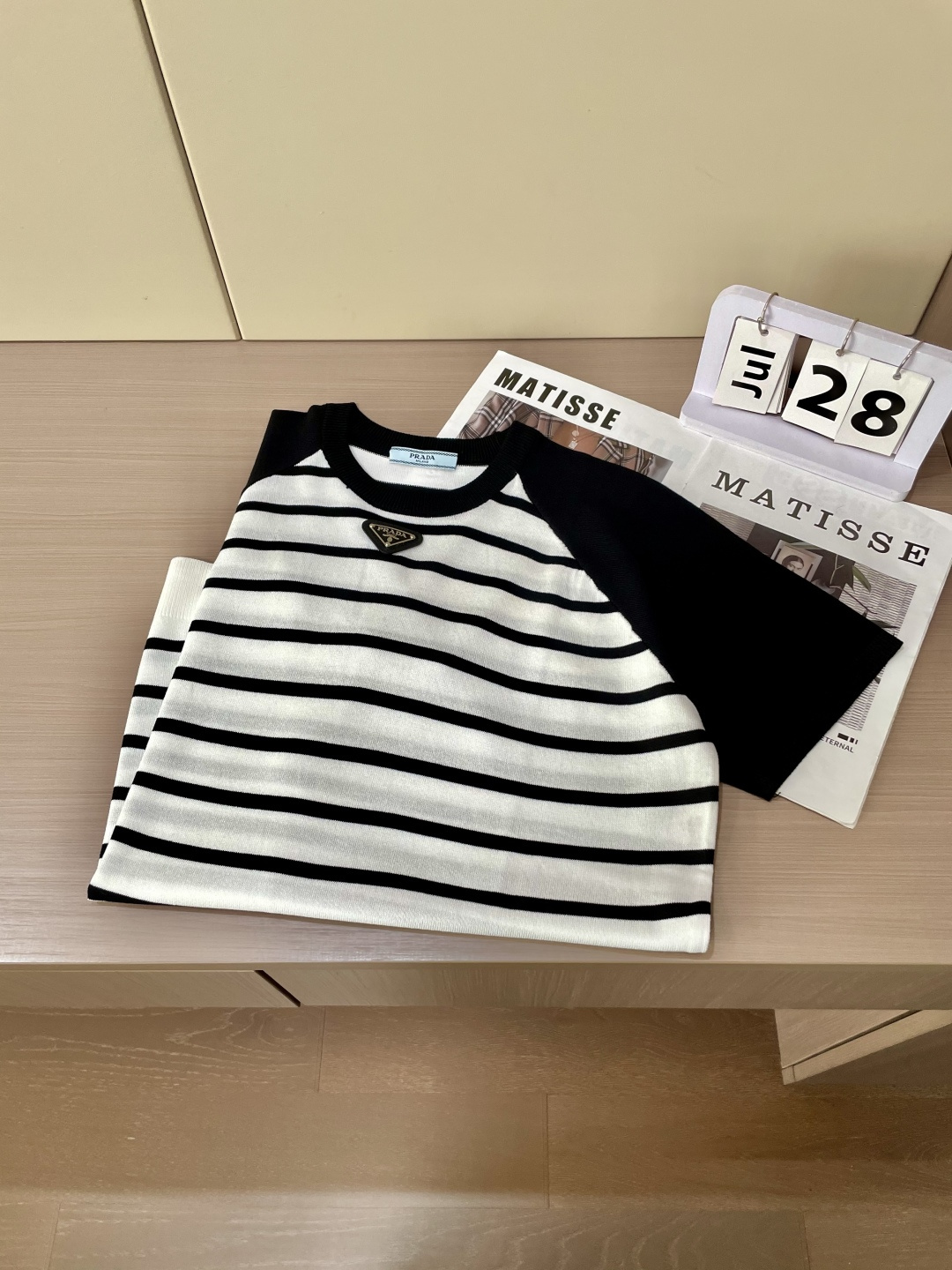 
Prad 2025ss夏季新品男士针织圆领短袖衫！独家首发 采用纤维超细与高弹的伊力特纱线织造而成，质