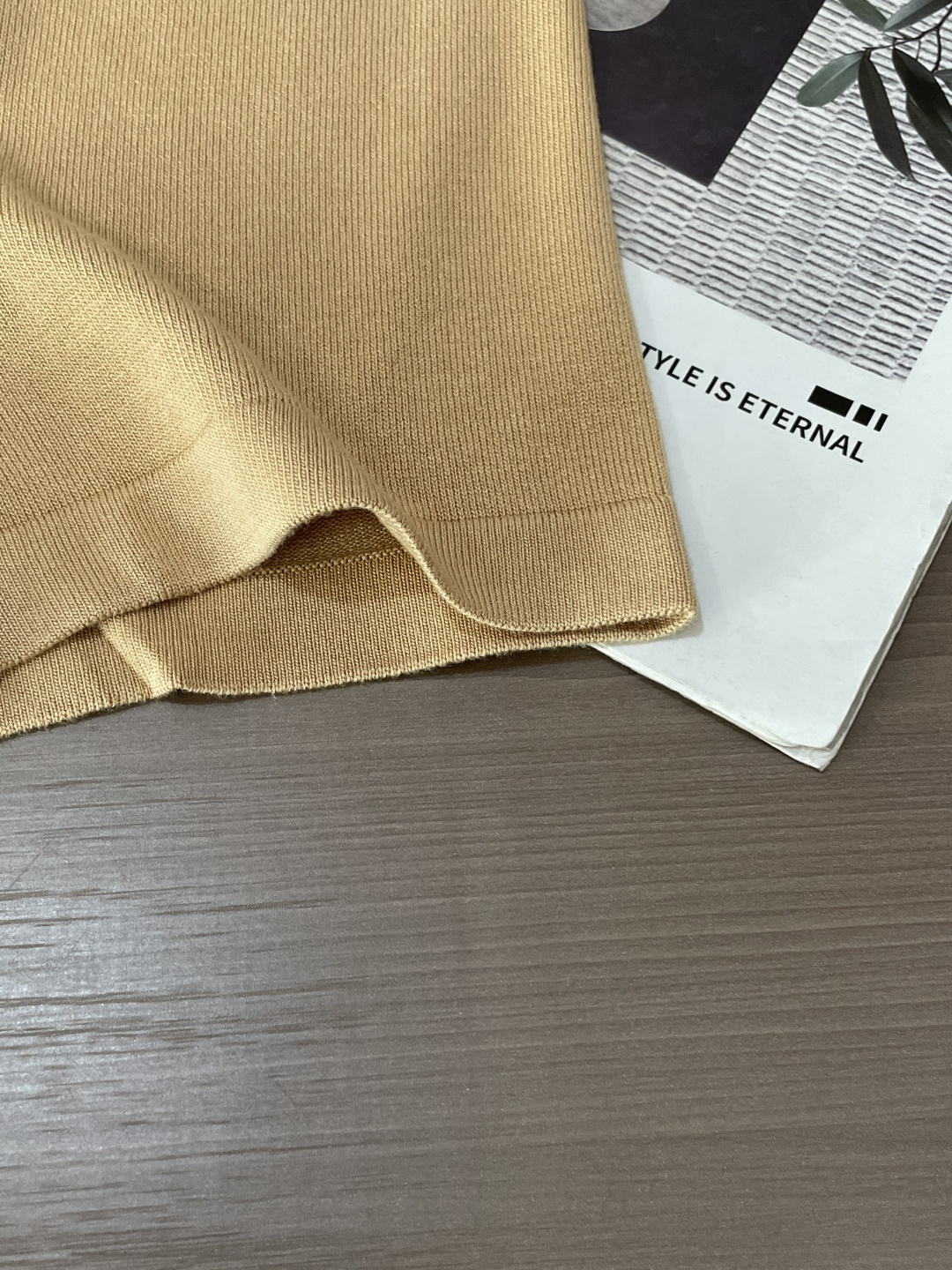 
Bur 2025ss夏季新品男士针织圆领短袖衫！独家首发 采用纤维超细与高弹的伊力特纱线织造而成，质感