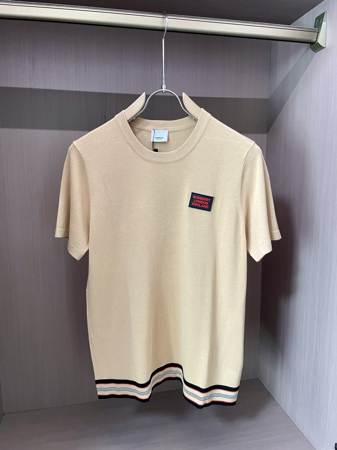 
Bur 2025ss夏季新品男士针织圆领短袖衫！独家首发 采用纤维超细与高弹的伊力特纱线织造而成，质感