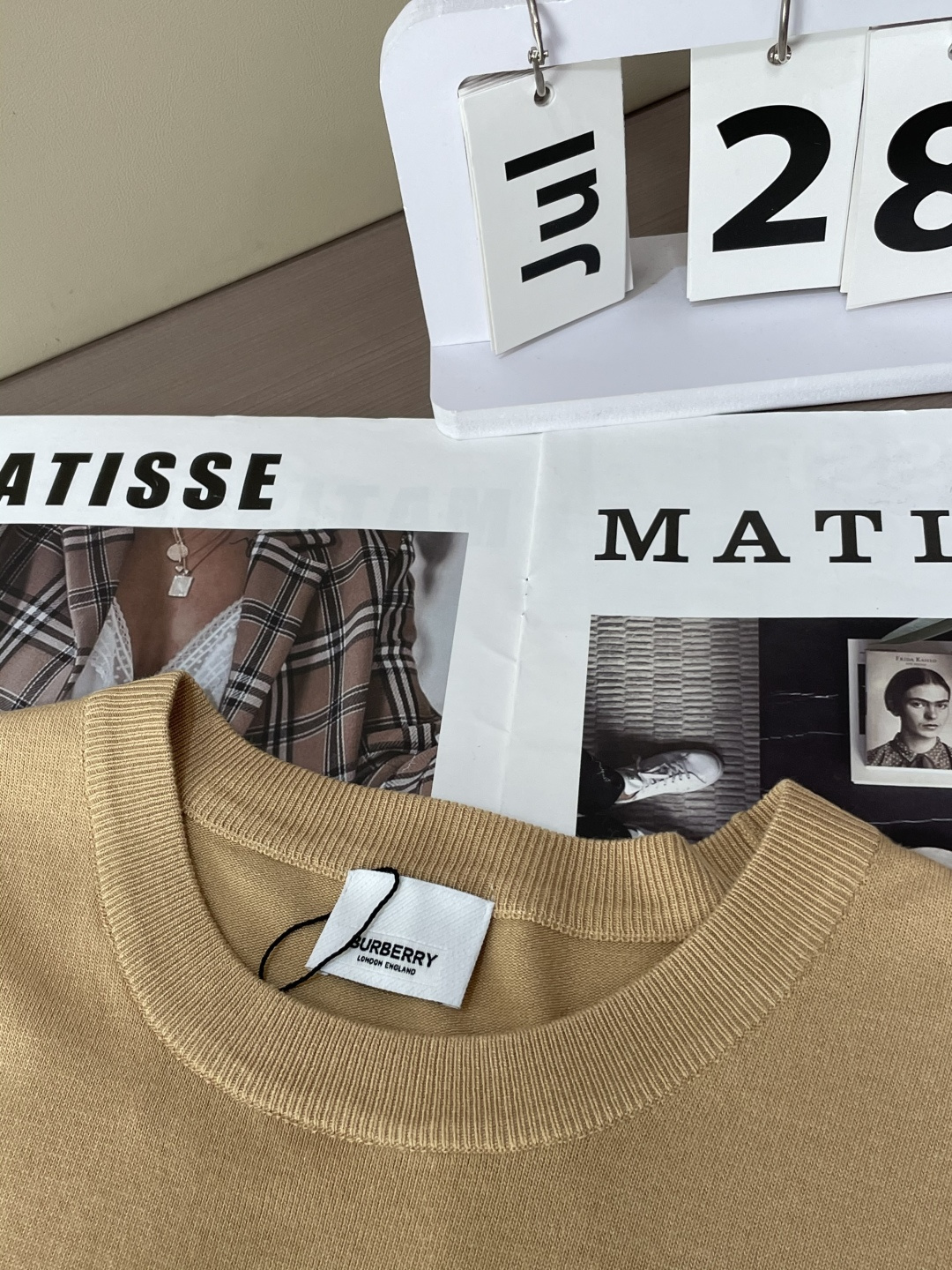 
Bur 2025ss夏季新品男士针织圆领短袖衫！独家首发 采用纤维超细与高弹的伊力特纱线织造而成，质感