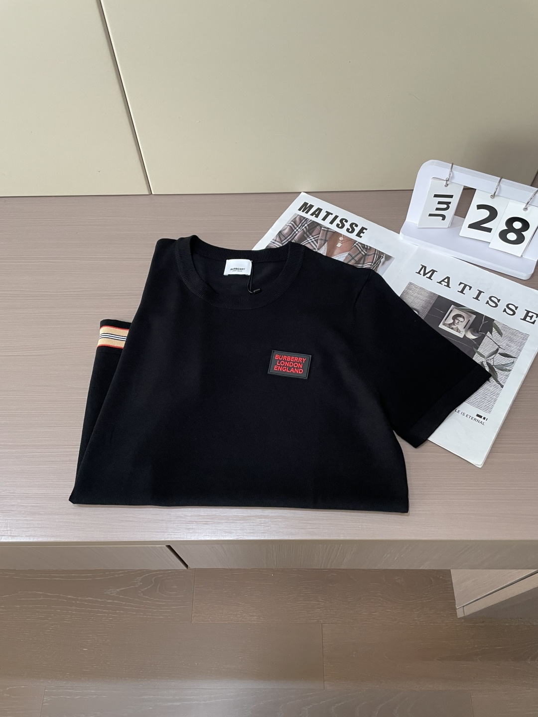 
Bur 2025ss夏季新品男士针织圆领短袖衫！独家首发 采用纤维超细与高弹的伊力特纱线织造而成，质感