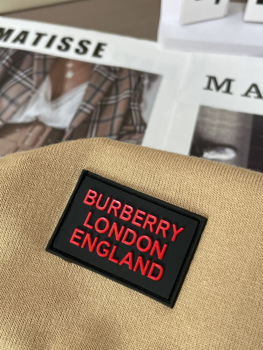 
Bur 2025ss夏季新品男士针织圆领短袖衫！独家首发 采用纤维超细与高弹的伊力特纱线织造而成，质感