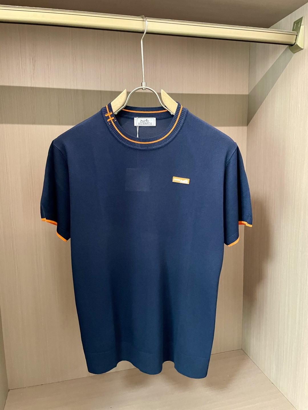 
H 2025ss夏季新品男士针织圆领短袖衫！独家首发 采用纤维超细与高弹的伊力特纱线织造而成，质感与纹