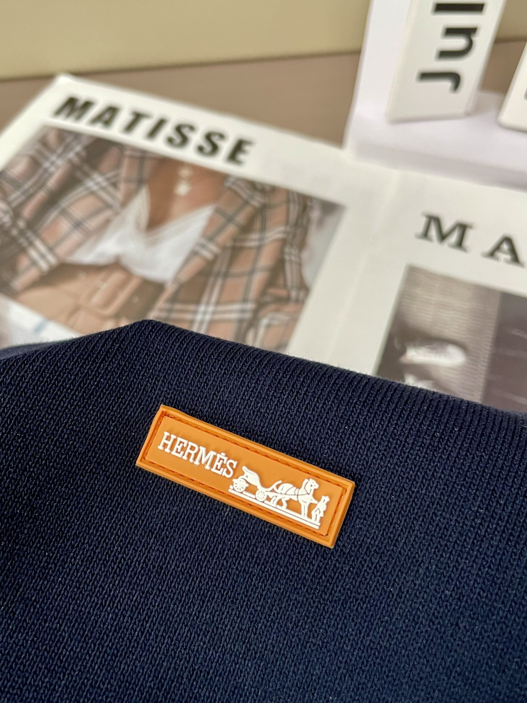 
H 2025ss夏季新品男士针织圆领短袖衫！独家首发 采用纤维超细与高弹的伊力特纱线织造而成，质感与纹