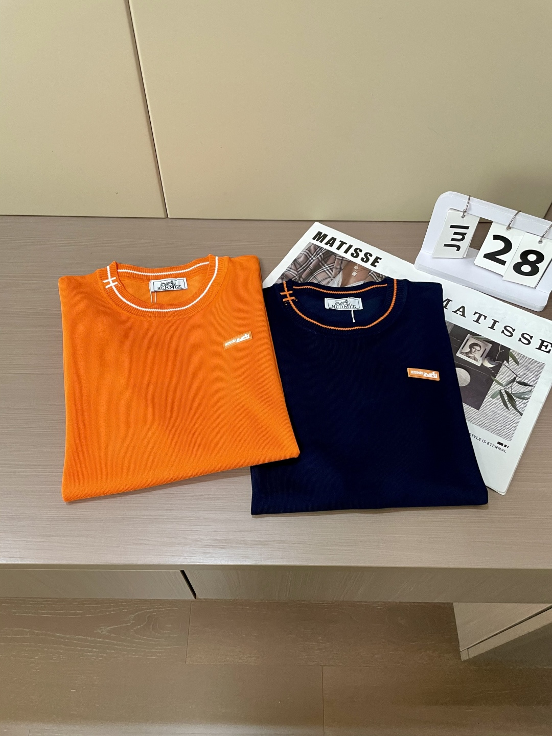 
H 2025ss夏季新品男士针织圆领短袖衫！独家首发 采用纤维超细与高弹的伊力特纱线织造而成，质感与纹