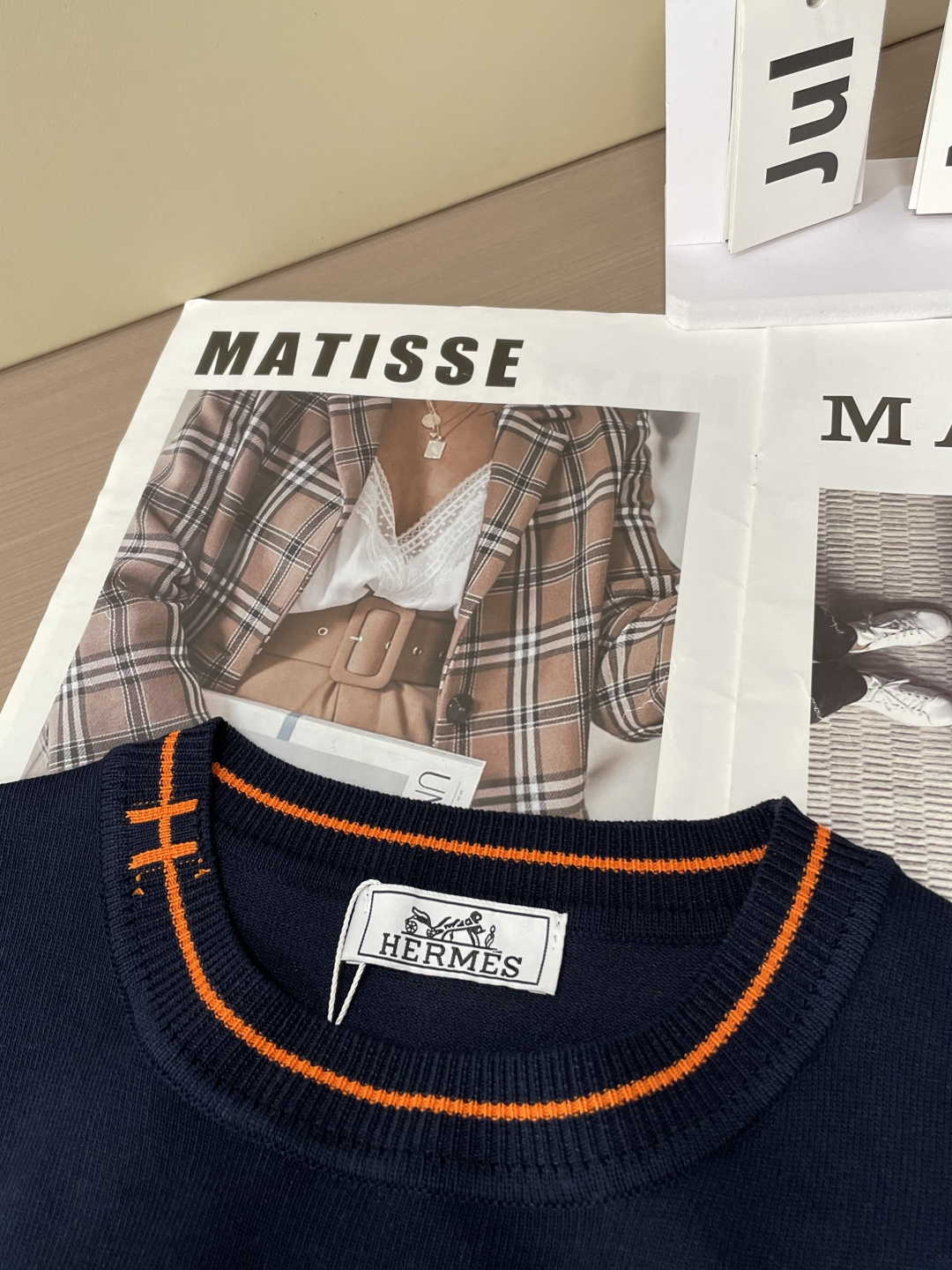 
H 2025ss夏季新品男士针织圆领短袖衫！独家首发 采用纤维超细与高弹的伊力特纱线织造而成，质感与纹