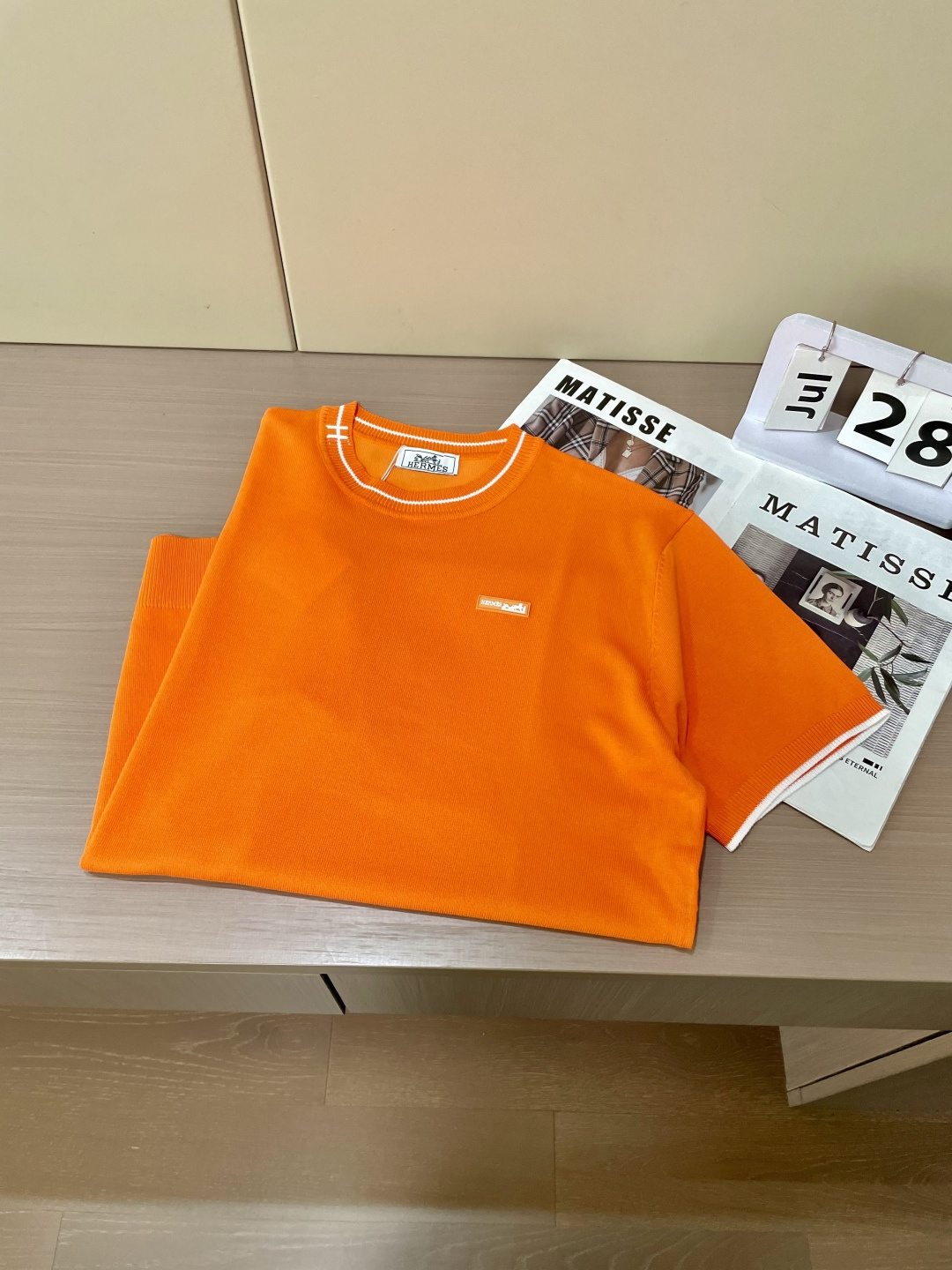 
H 2025ss夏季新品男士针织圆领短袖衫！独家首发 采用纤维超细与高弹的伊力特纱线织造而成，质感与纹