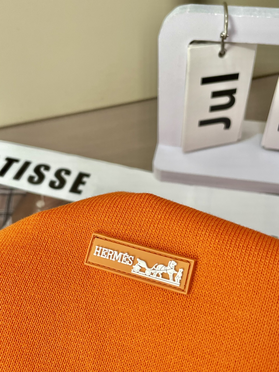 NO:510733,H 2025ss summer new product men's knitted round neck short-sleeved shirt!  Exclusive first release is made of ultra-fine fiber and high elastic Yilit yarn. The texture and texture are super soft, very thin and soft, and the feel is extremely delicate and silky. The finer the yarn, the harder it is to work, and it is very time-consuming and material-consuming. It is a super rare product. The particularity of the fabric of each piece of clothing makes it silky soft and lubricating. The unique embroidery pattern on the chest can feel its softness and smoothness when it comes into contact with the skin!  The overall simple and atmospheric, continues the classic, calm and atmospheric, and naturally exudes casual and elegant Size M-3XL, T-shirt, alexander wang19860909H 2025ss夏季新品男士针织圆领短袖衫！独家首发 采用纤维超细与高弹的伊力特纱线织造而成,质感与纹理都是超级的柔和,非常的轻薄柔软,手感极其的细腻丝滑,纱线越细做工就越难,并且非常的耗时耗料,超级难得一见的佳品,每件衣服的面料的特殊性使它具有丝般的柔软和润滑,胸前独特刺绣图案,与肌肤接触就能感觉到它的柔软和爽滑！整体简洁、大气,延续经典,沉稳大气的经典配色,自然散发出的休闲儒雅 尺码M-3XL,,T-shirt,alexander wang,Men's clothing