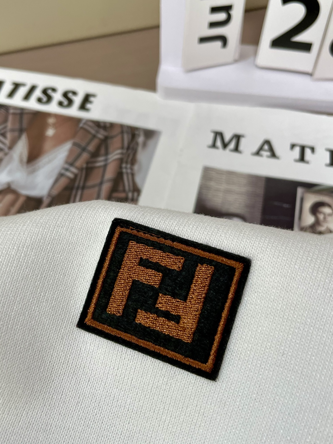 
FD 2025ss夏季新品男士针织圆领短袖衫！独家首发 采用纤维超细与高弹的伊力特纱线织造而成，质感与