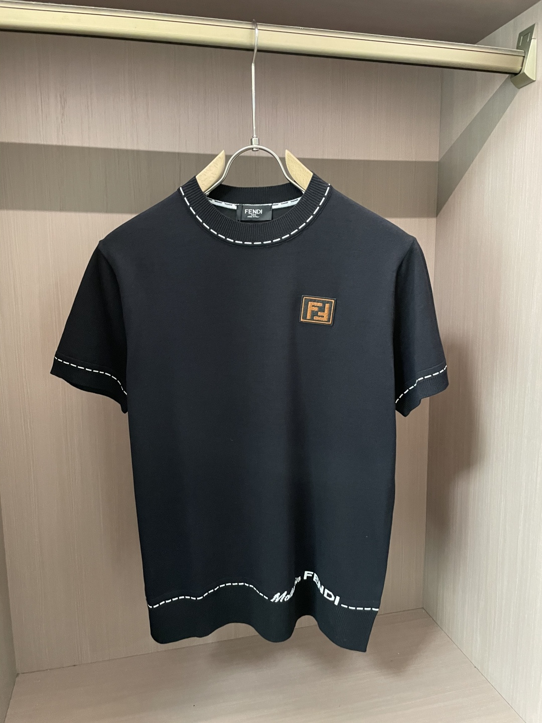 
FD 2025ss夏季新品男士针织圆领短袖衫！独家首发 采用纤维超细与高弹的伊力特纱线织造而成，质感与