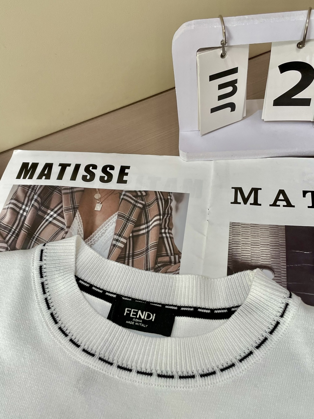 
FD 2025ss夏季新品男士针织圆领短袖衫！独家首发 采用纤维超细与高弹的伊力特纱线织造而成，质感与