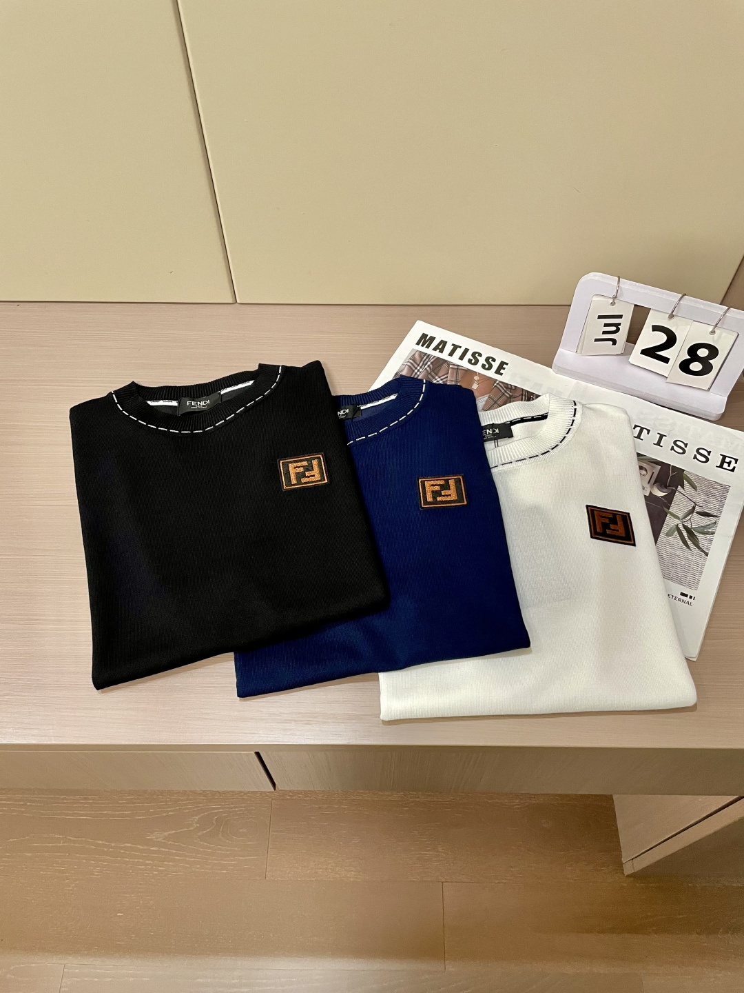 
FD 2025ss夏季新品男士针织圆领短袖衫！独家首发 采用纤维超细与高弹的伊力特纱线织造而成，质感与