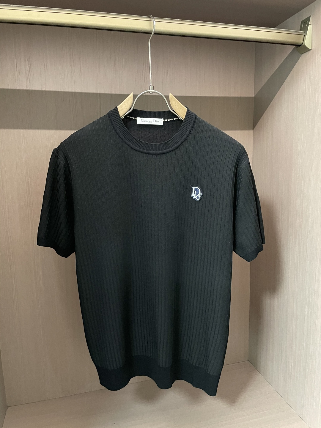 
Dior 2025ss夏季新品男士针织圆领短袖衫！独家首发 采用纤维超细与高弹的伊力特纱线织造而成，质