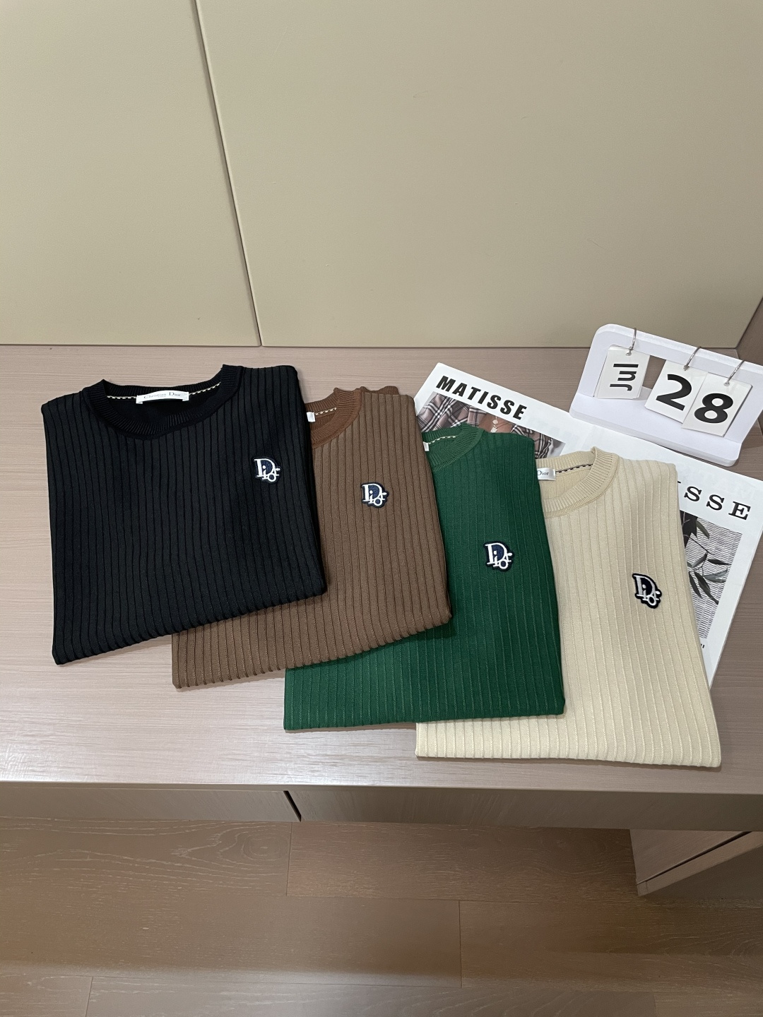 
Dior 2025ss夏季新品男士针织圆领短袖衫！独家首发 采用纤维超细与高弹的伊力特纱线织造而成，质