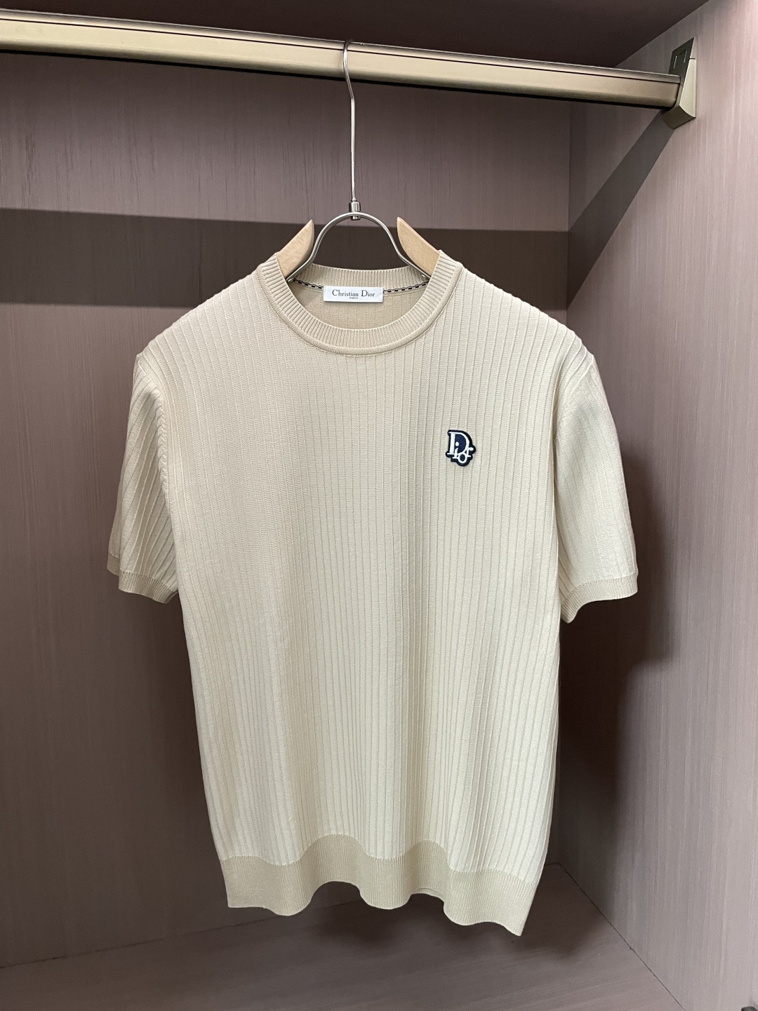 
Dior 2025ss夏季新品男士针织圆领短袖衫！独家首发 采用纤维超细与高弹的伊力特纱线织造而成，质