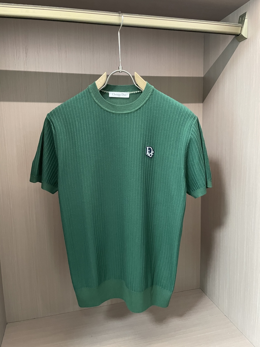 NO:510735,Dior 2025ss summer new product for men's knitted round neck short-sleeved shirt!  Exclusive first release is made of ultra-fine fiber and high elastic Yilit yarn. The texture and texture are super soft, very thin and soft, and the feel is extremely delicate and silky. The finer the yarn, the harder it is to work, and it is very time-consuming and material-consuming. It is a super rare product. The particularity of the fabric of each piece of clothing makes it silky soft and lubricating. The unique embroidery pattern on the chest can feel its softness and smoothness when it comes into contact with the skin!  The overall simple and atmospheric, continues the classic, calm and atmospheric, and naturally exudes casual and elegant Size M-3XL, dior, T-shirt, alexander wang19860909Dior 2025ss夏季新品男士针织圆领短袖衫！独家首发 采用纤维超细与高弹的伊力特纱线织造而成,质感与纹理都是超级的柔和,非常的轻薄柔软,手感极其的细腻丝滑,纱线越细做工就越难,并且非常的耗时耗料,超级难得一见的佳品,每件衣服的面料的特殊性使它具有丝般的柔软和润滑,胸前独特刺绣图案,与肌肤接触就能感觉到它的柔软和爽滑！整体简洁、大气,延续经典,沉稳大气的经典配色,自然散发出的休闲儒雅 尺码M-3XL,,dior,T-shirt,alexander wang,Men's clothing