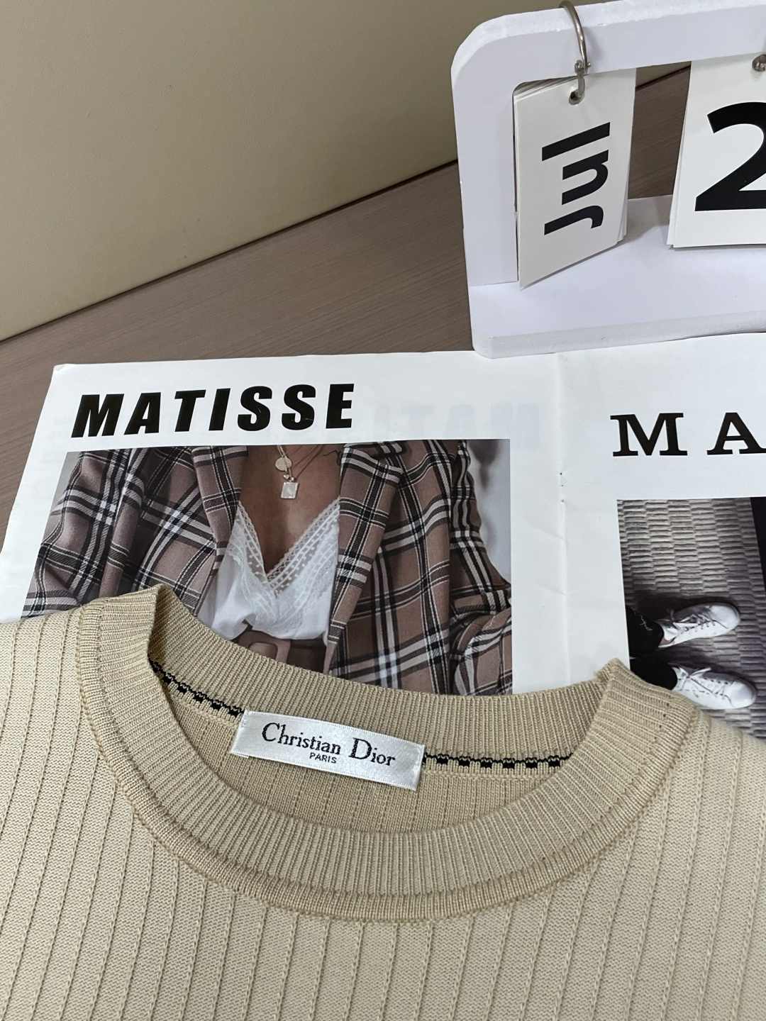 
Dior 2025ss夏季新品男士针织圆领短袖衫！独家首发 采用纤维超细与高弹的伊力特纱线织造而成，质