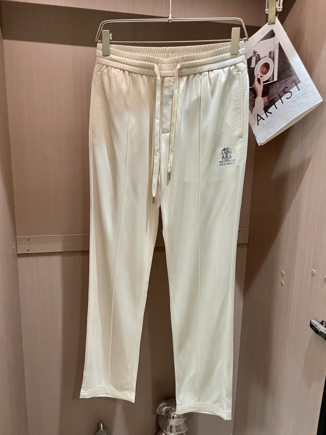 Stylish and Functional Jogging Pants: P816 BC Jogging Trots for Modern Leisure.