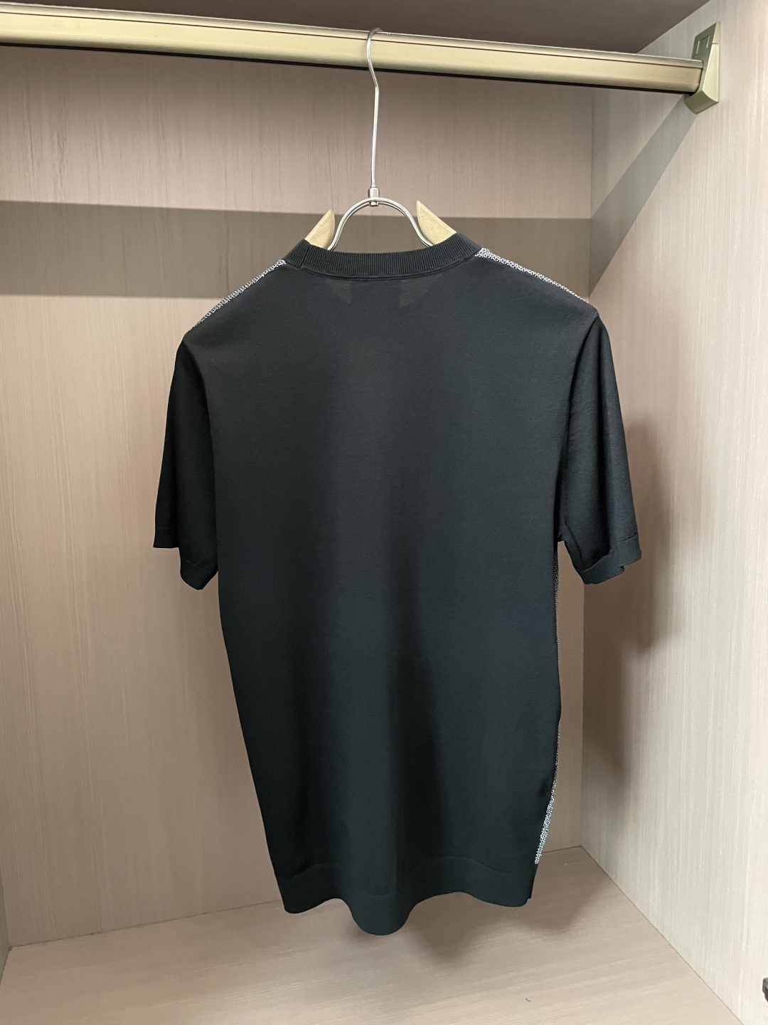 
Kiton 2025春夏最新男士圆领短袖针织衫，精选针织棉质面料制成， 60支超柔长绒棉，16针密致针