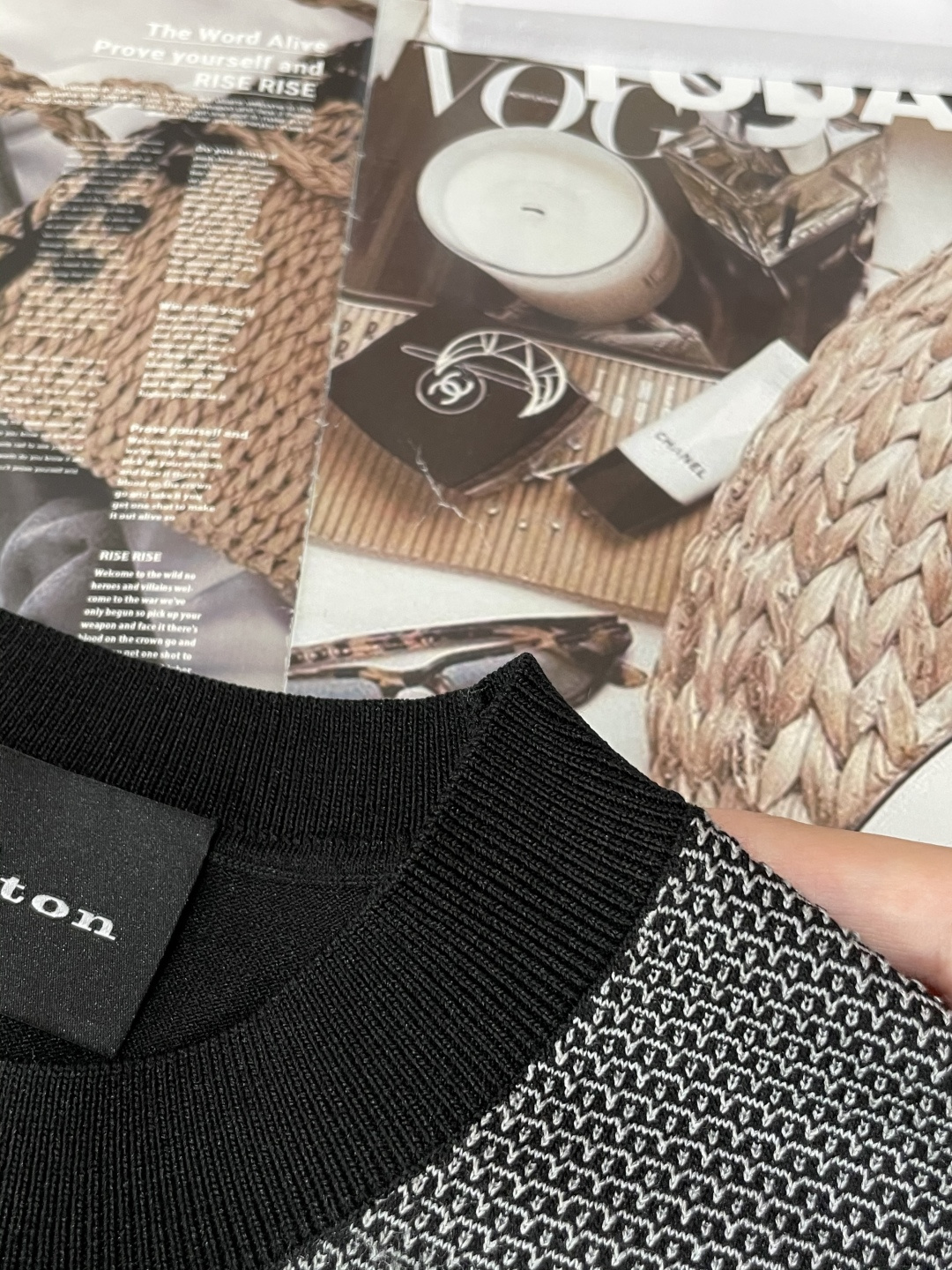 
Kiton 2025春夏最新男士圆领短袖针织衫，精选针织棉质面料制成， 60支超柔长绒棉，16针密致针