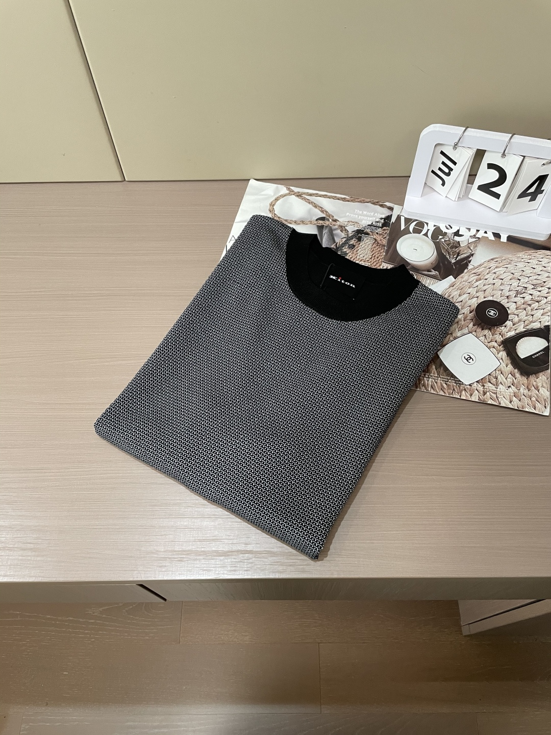 
Kiton 2025春夏最新男士圆领短袖针织衫，精选针织棉质面料制成， 60支超柔长绒棉，16针密致针